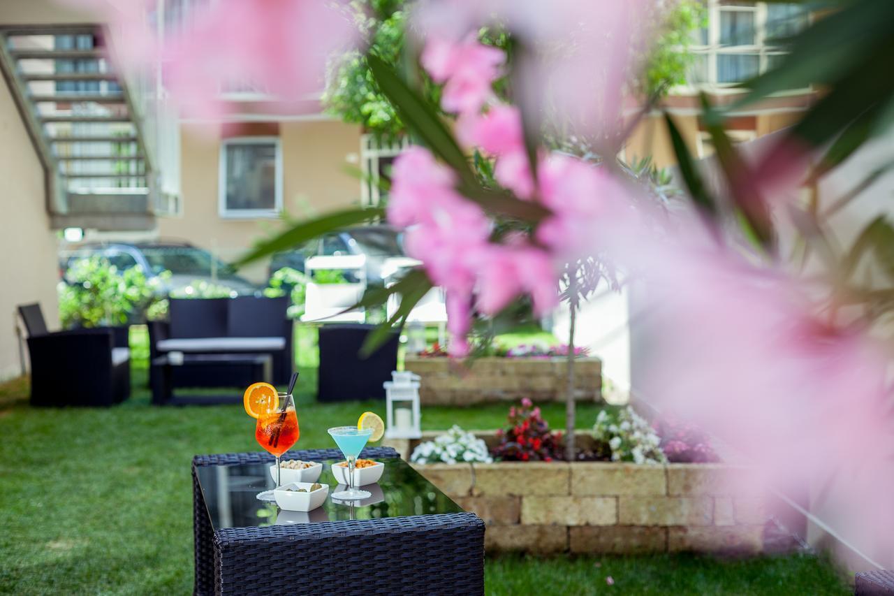 Hotel Gioia Римини Экстерьер фото